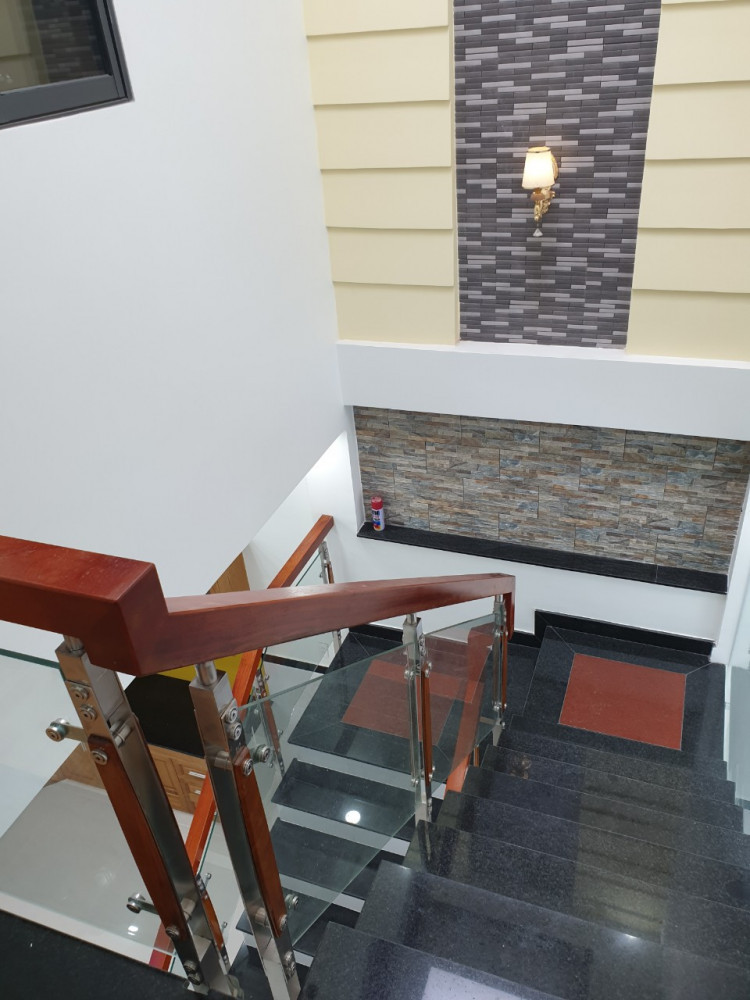 Cầu thang gỗ kính cao cấp Cầu thang gỗ kính cao cấp