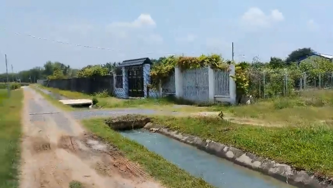 Kênh nước sạch trước đất Kênh nước sạch trước đất